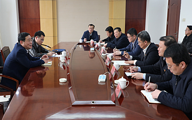 市科技局局长于秀栋（左一）一行来我公司调研企业研发投入统计工作和科技政策落地落实情况。.jpg
