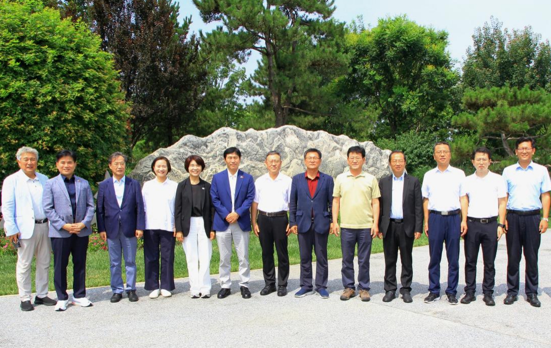 北京一竞技官网中心安排接待韩国国会副议长李学永一行参访并进行绿色合作交流